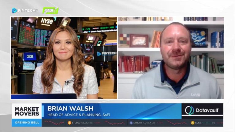 Brian Walsh aparece en Market Movers: The Opening Bell junto a una presentadora en la Bolsa de Nueva York, con el rótulo de SoFi y Datavault.