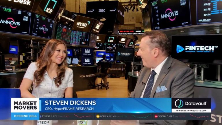 Steven Dickens conversa con una presentadora en la sala de operaciones de la NYSE, con pantallas de FINTECH.TV y el rótulo Market Movers: Opening Bell.